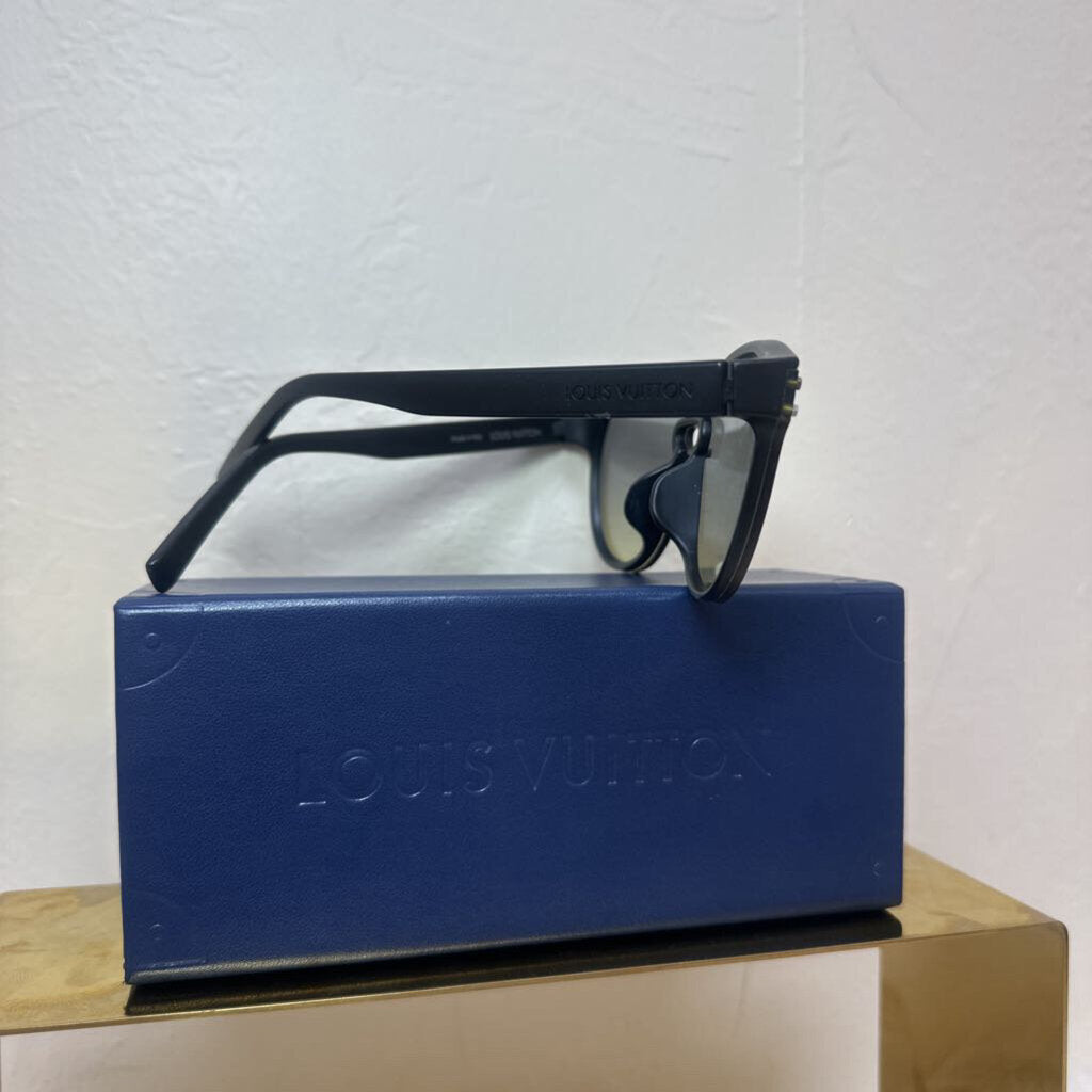 Monogram logo sunglasses w case