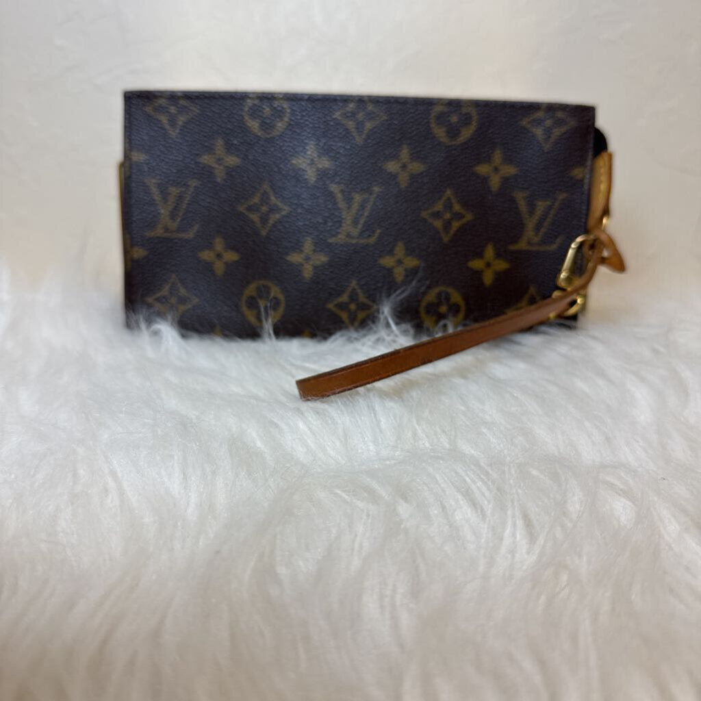 Monogram Pochette