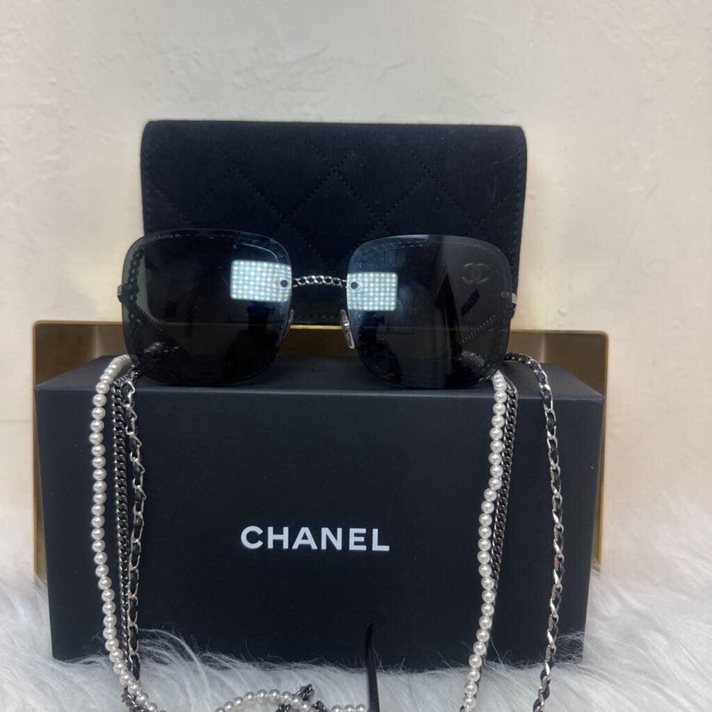 Square Sunglasses with Tres Chains