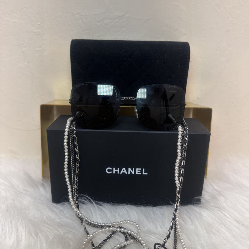 Square Sunglasses with Tres Chains