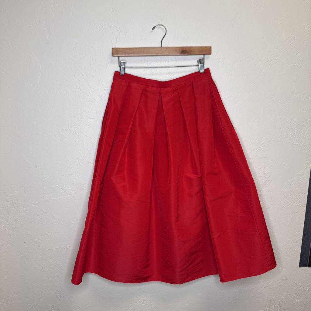 Pleated tea lenth with pockets