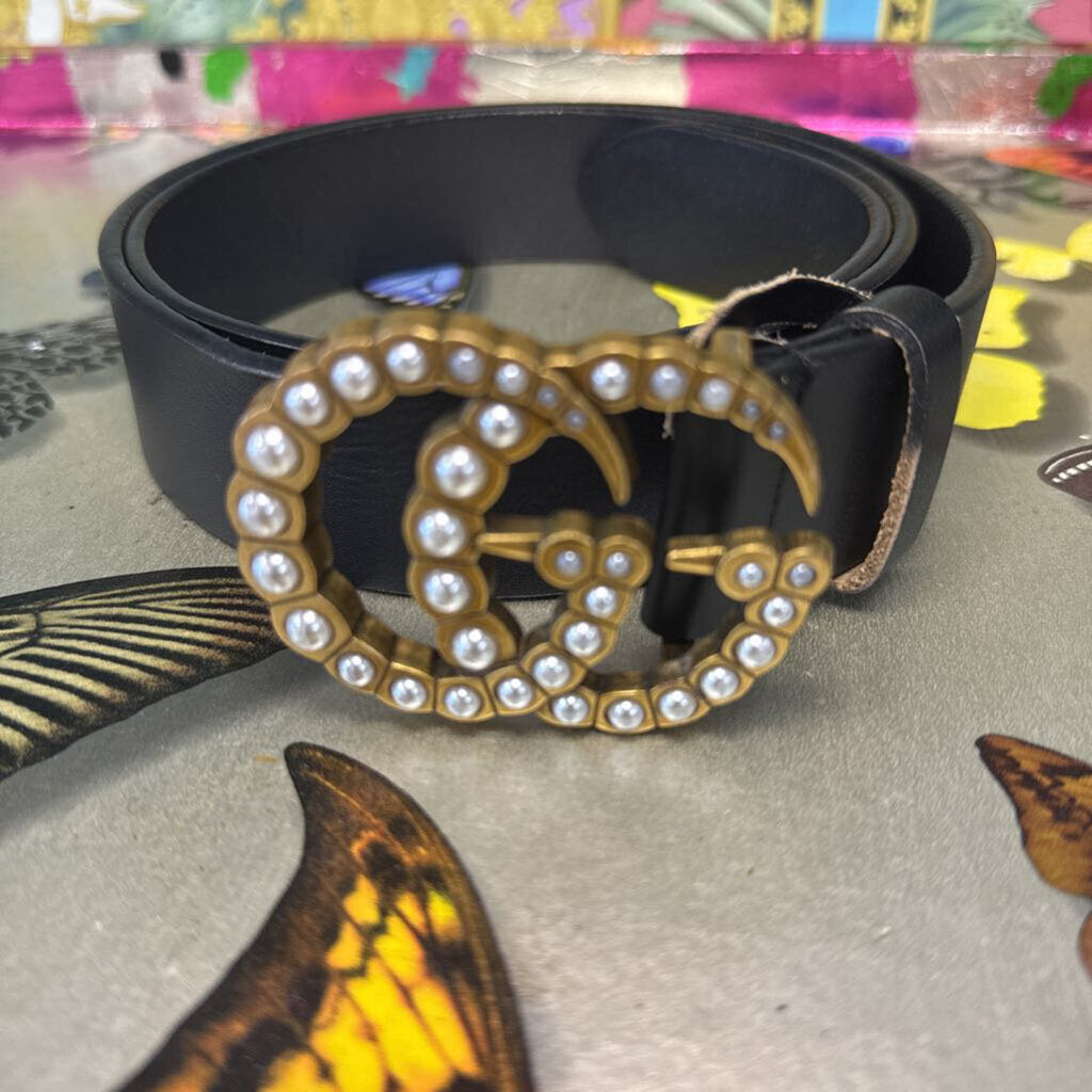 GG pearl buckle