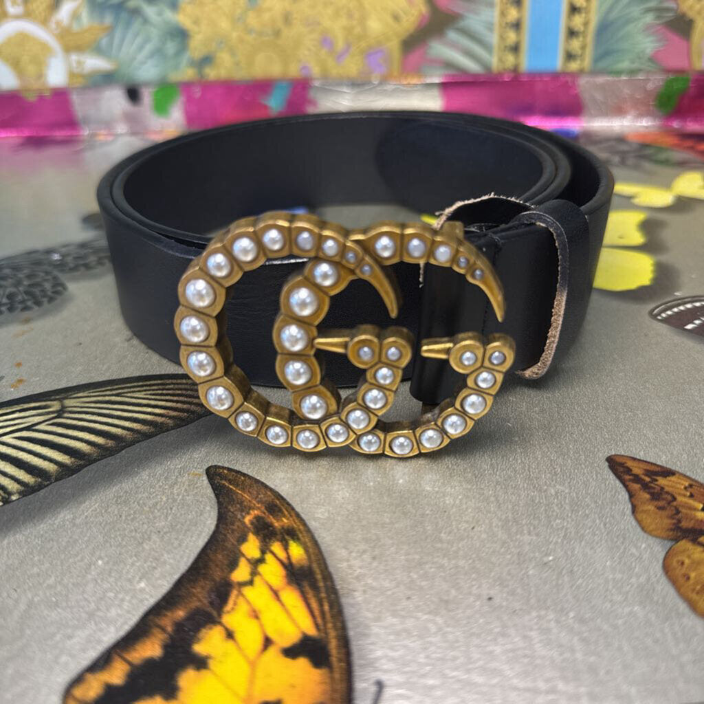 GG pearl buckle