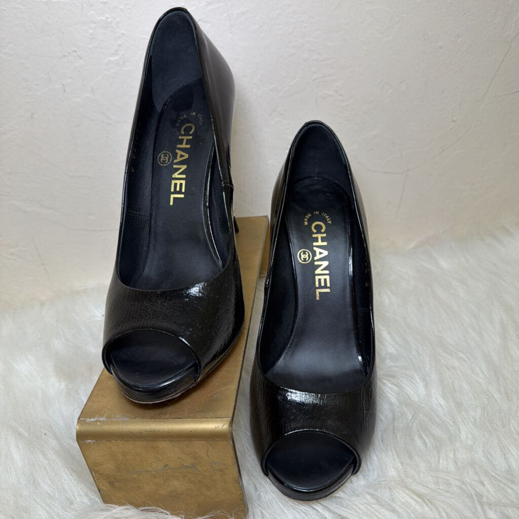 Crumpled Patent Leather Peep Toe Pumps