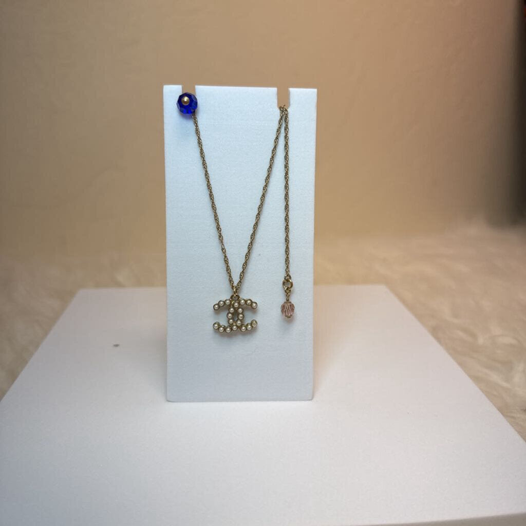 Chanel Bijoux Fantasie Faux Pearl Pendant necklace