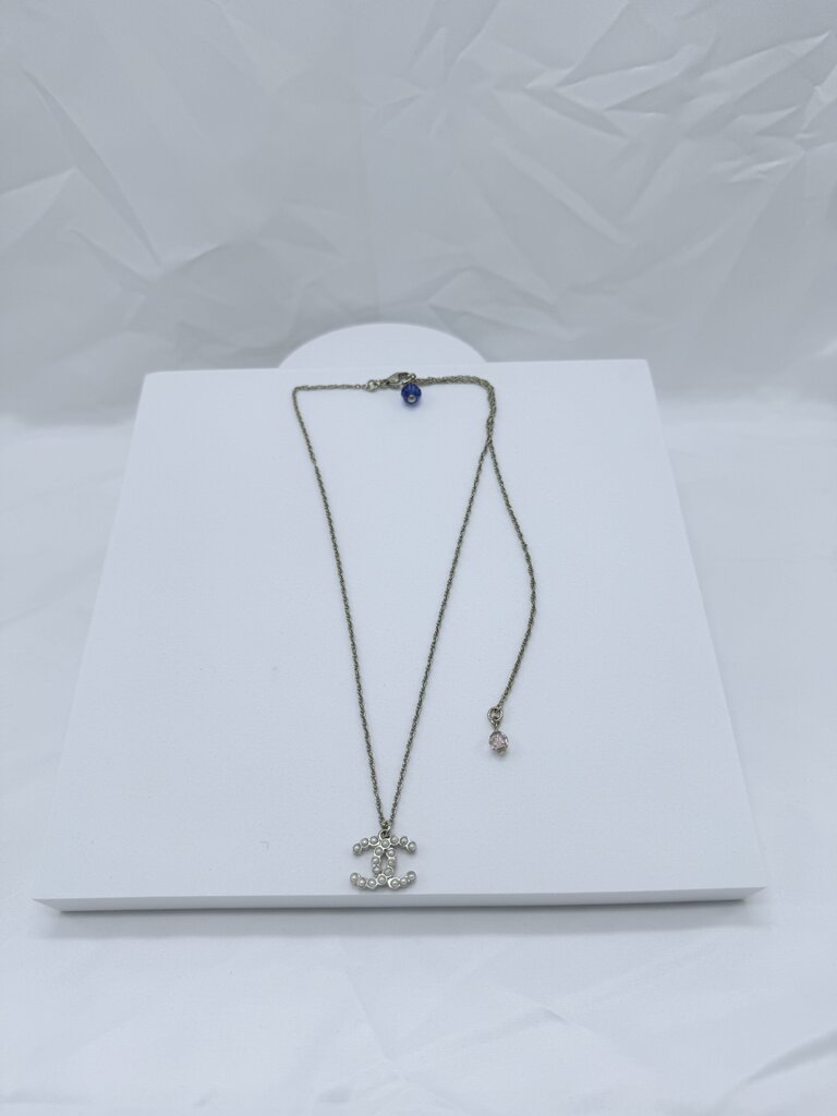 Chanel Bijoux Fantasie Faux Pearl Pendant necklace