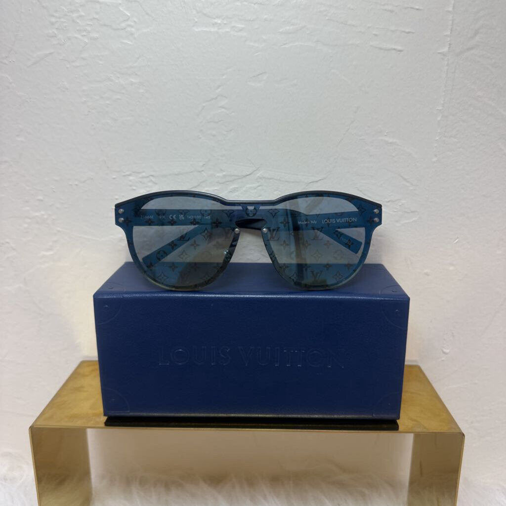 Monogram logo sunglasses w case