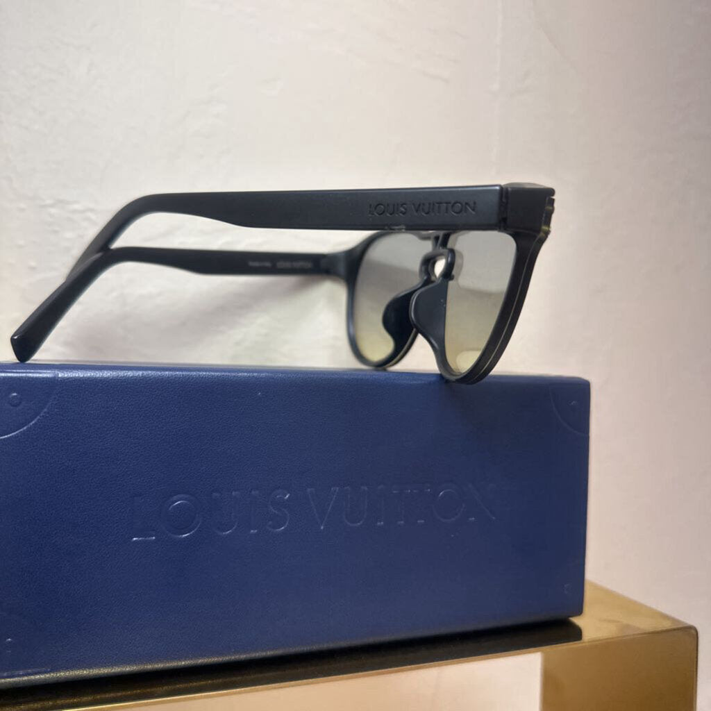 Monogram logo sunglasses w case