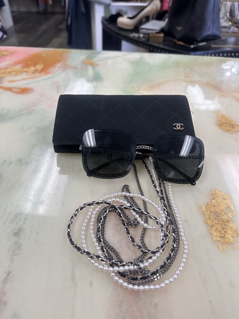 Square Sunglasses with Tres Chains