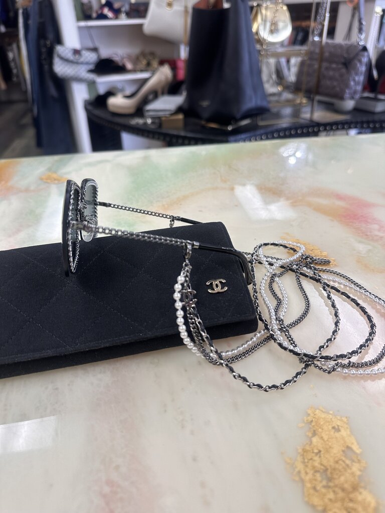Square Sunglasses with Tres Chains