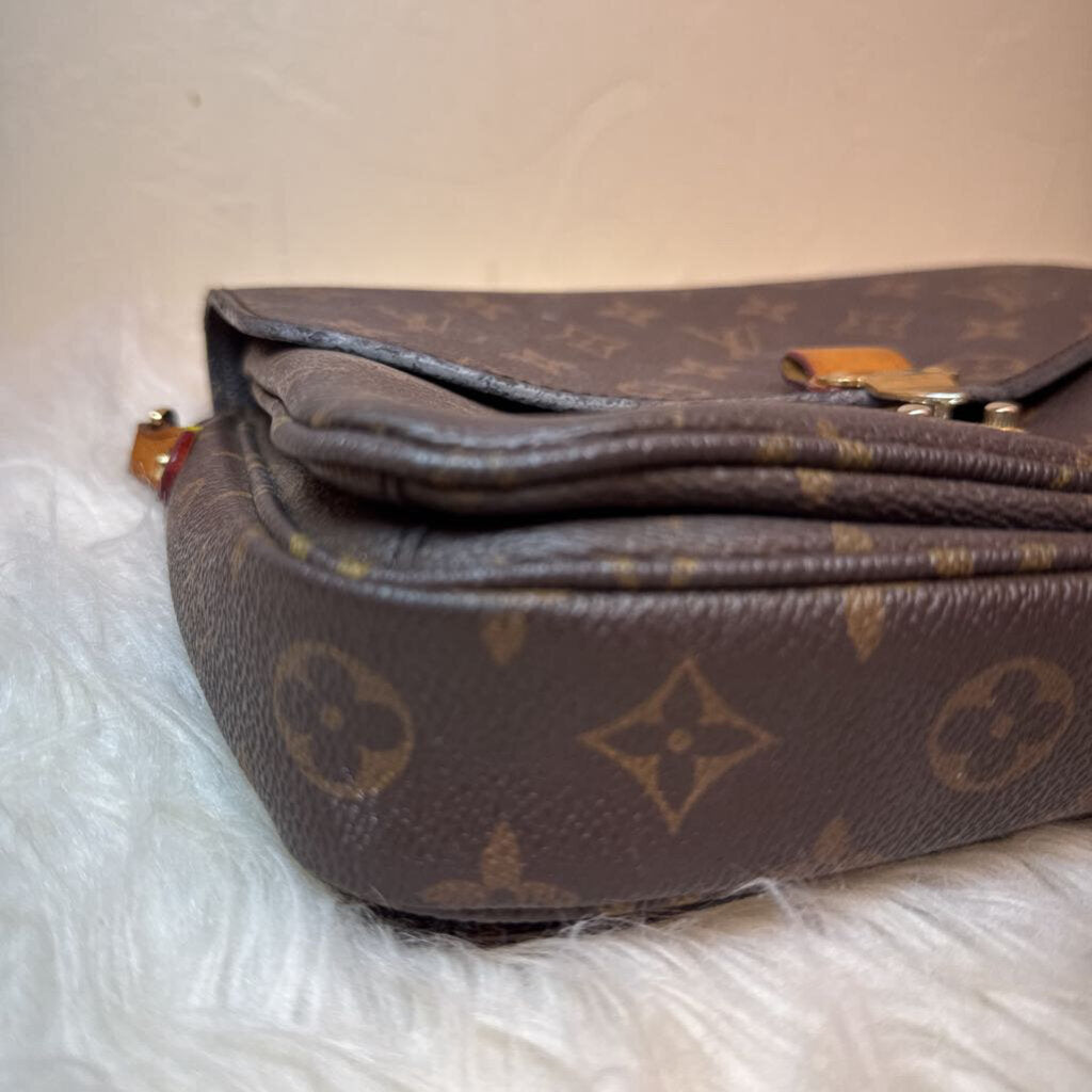 Monogram Metis