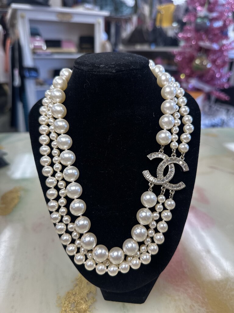 Triple Strand Faux Pearl and Strass Choker