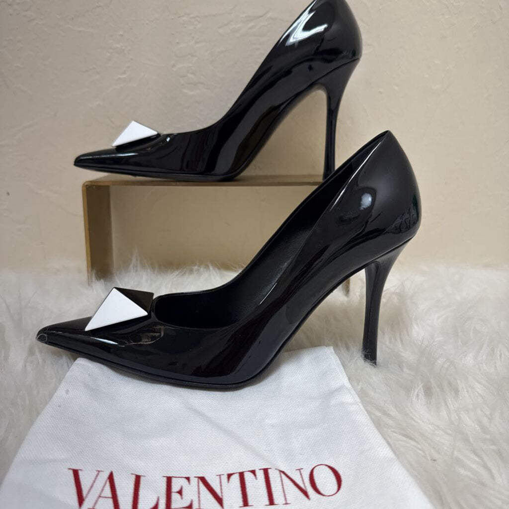 One Stud Patent Leather Pump