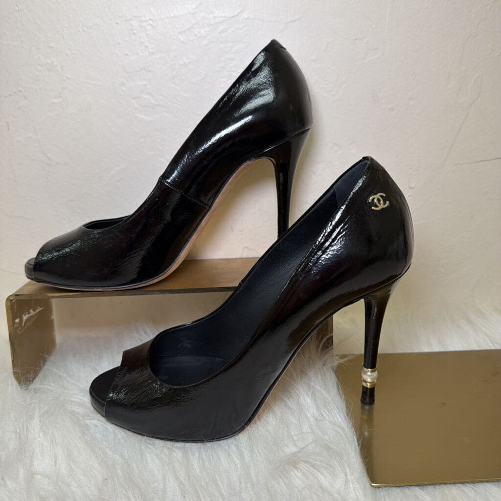 Crumpled Patent Leather Peep Toe Pumps