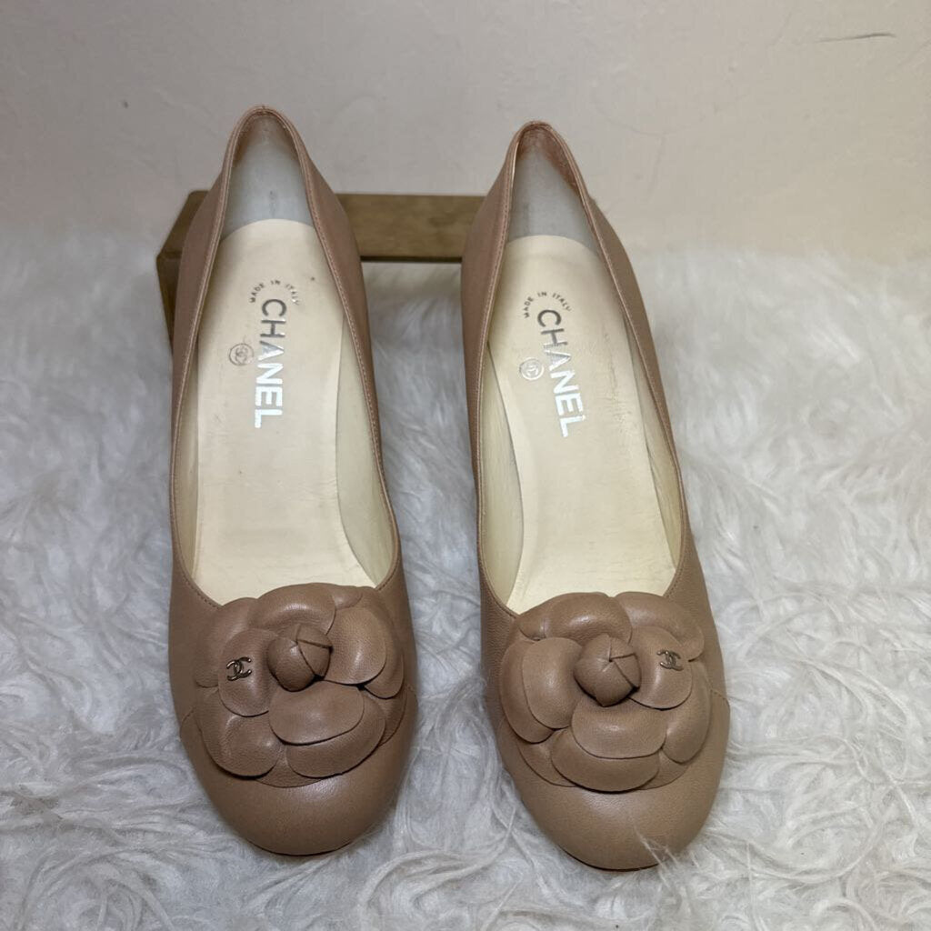 Leather pumps with Camelia flower and silver CC logo