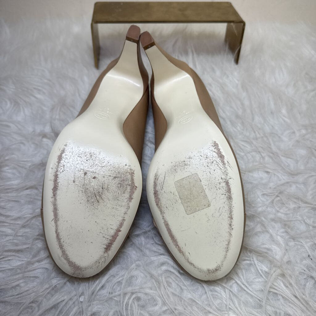 Leather pumps with Camelia flower and silver CC logo